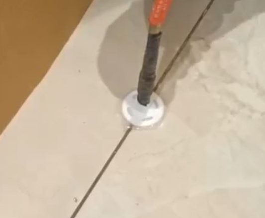 镇海瓷砖空鼓维修公司专业解答瓷砖在铺贴过程中，如果没有涂抹均匀到位的粘结材料（如水泥砂浆或瓷砖胶），可能会导致以下问题